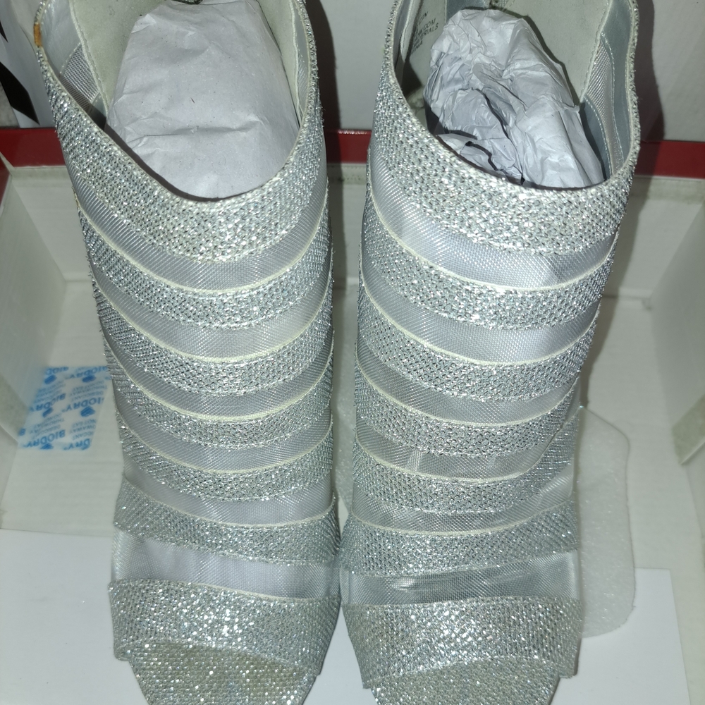 Hot Tomato Shimmering Silver Heels 9